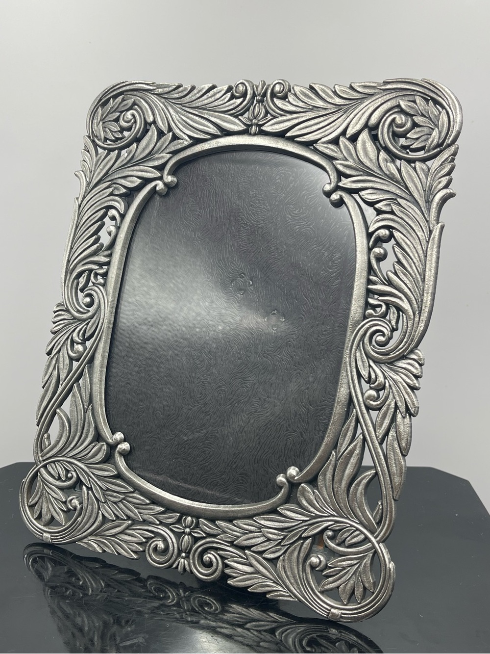 Vintage Ornate Silver Tone Metal Picture Frame w/ 5x7 Oval Opening Acanthus Leaf